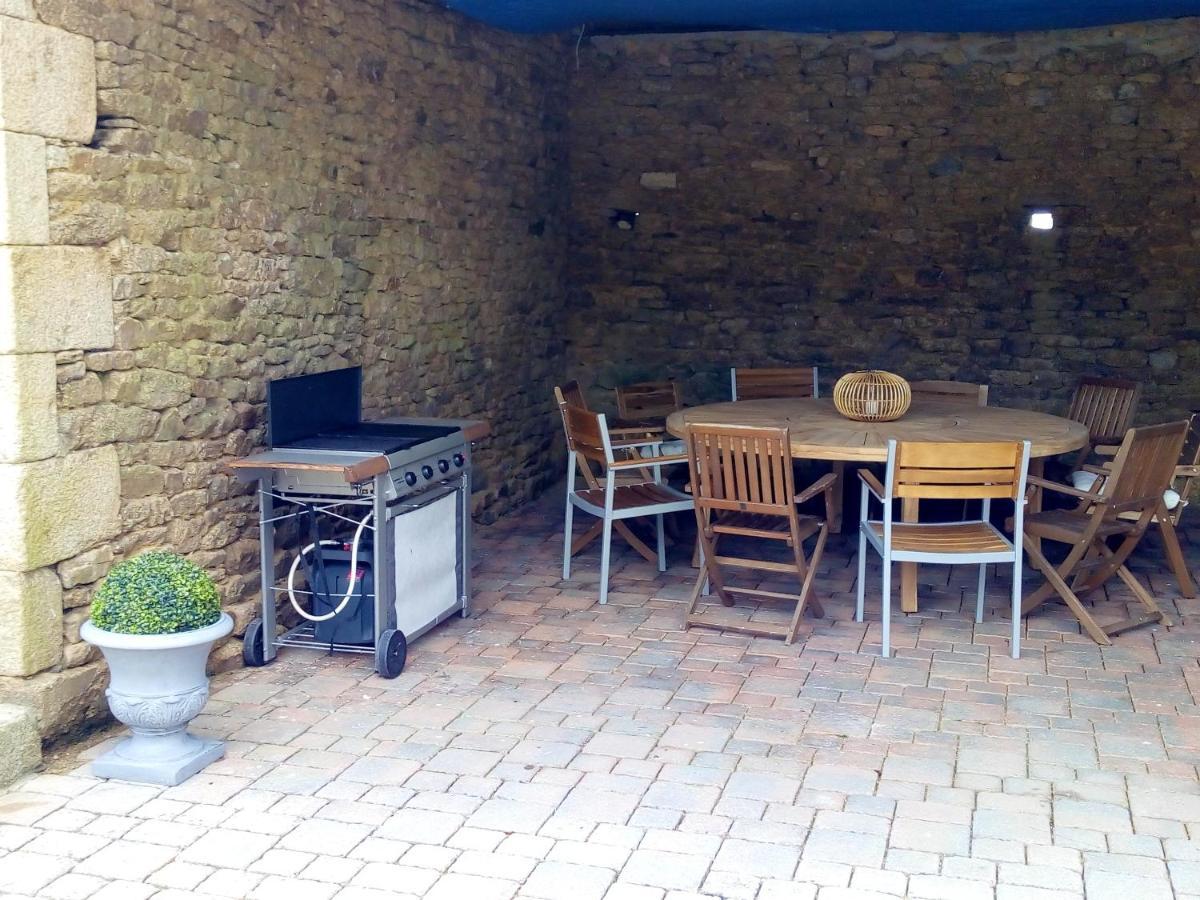 Maison Spacieuse A Plougonven Avec Jacuzzi Et Jardin Exterior photo