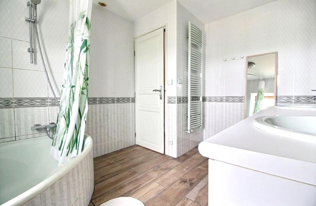 Maison Spacieuse A Plougonven Avec Jacuzzi Et Jardin Exterior photo