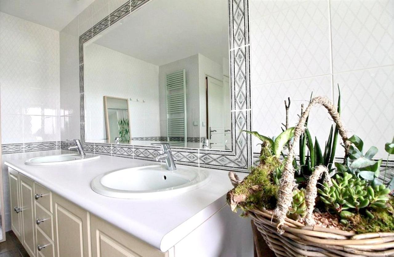 Maison Spacieuse A Plougonven Avec Jacuzzi Et Jardin Exterior photo