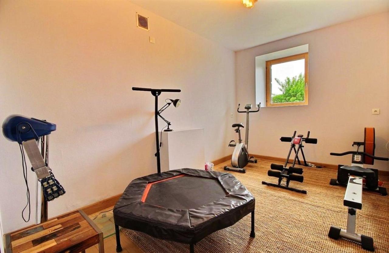 Maison Spacieuse A Plougonven Avec Jacuzzi Et Jardin Exterior photo