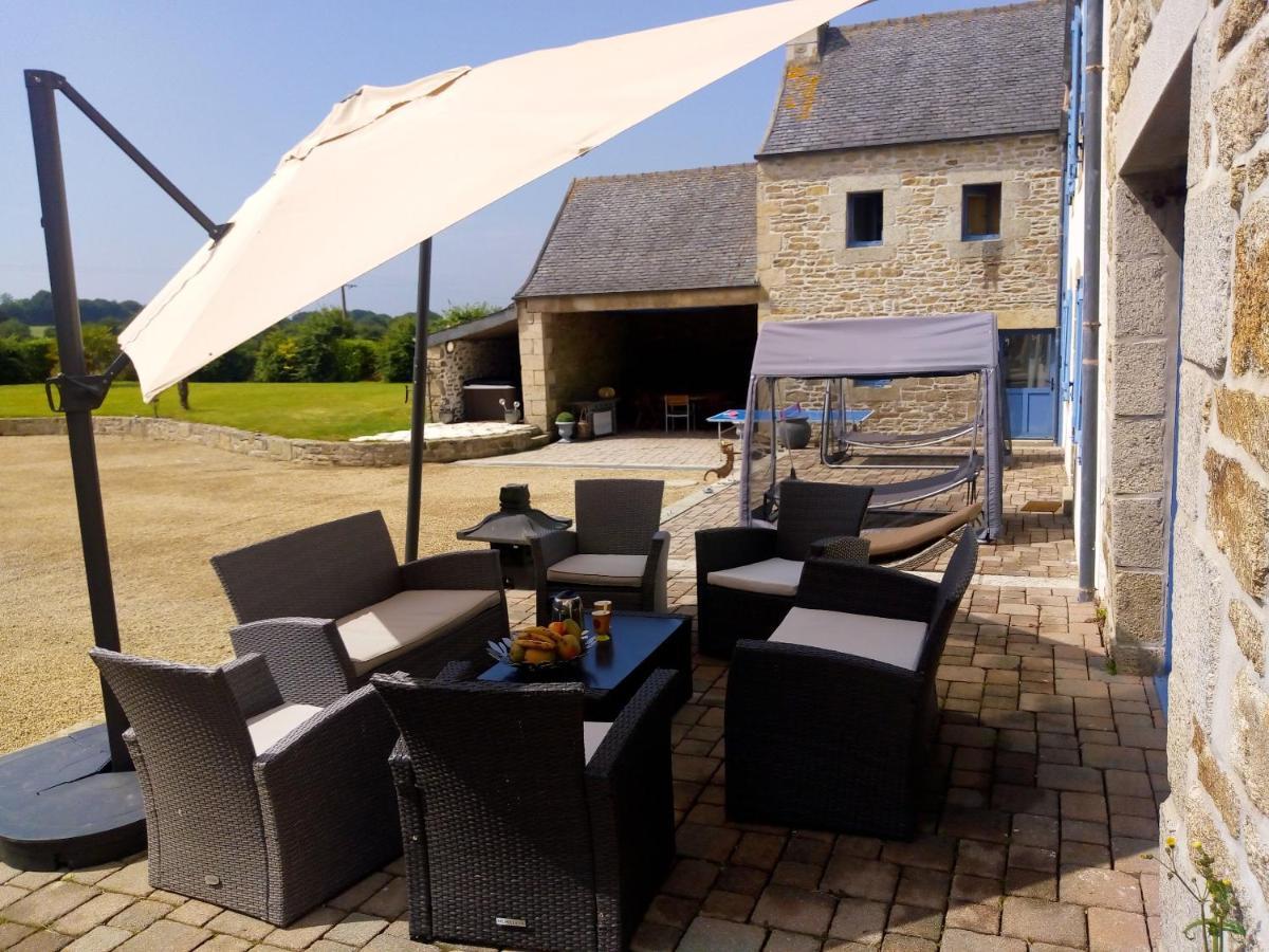 Maison Spacieuse A Plougonven Avec Jacuzzi Et Jardin Exterior photo