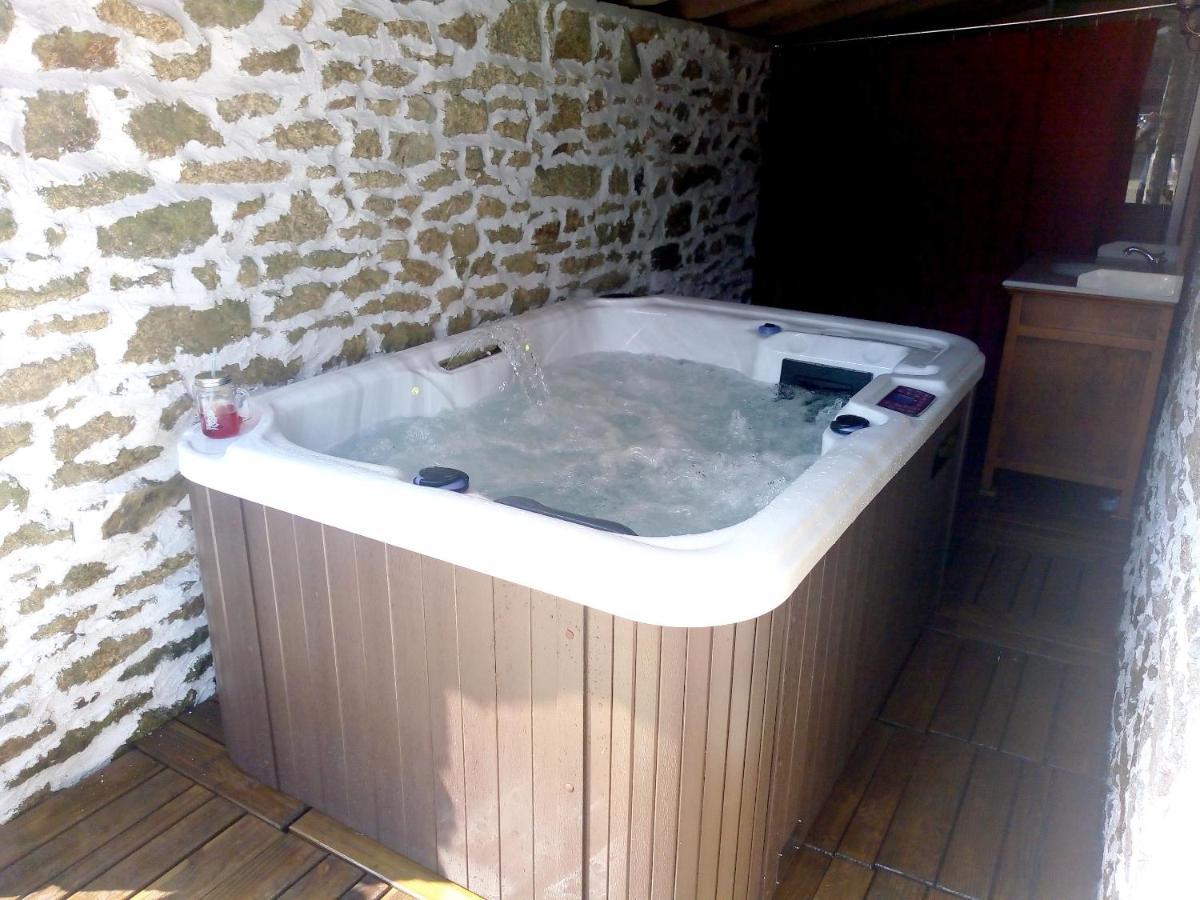 Maison Spacieuse A Plougonven Avec Jacuzzi Et Jardin Exterior photo