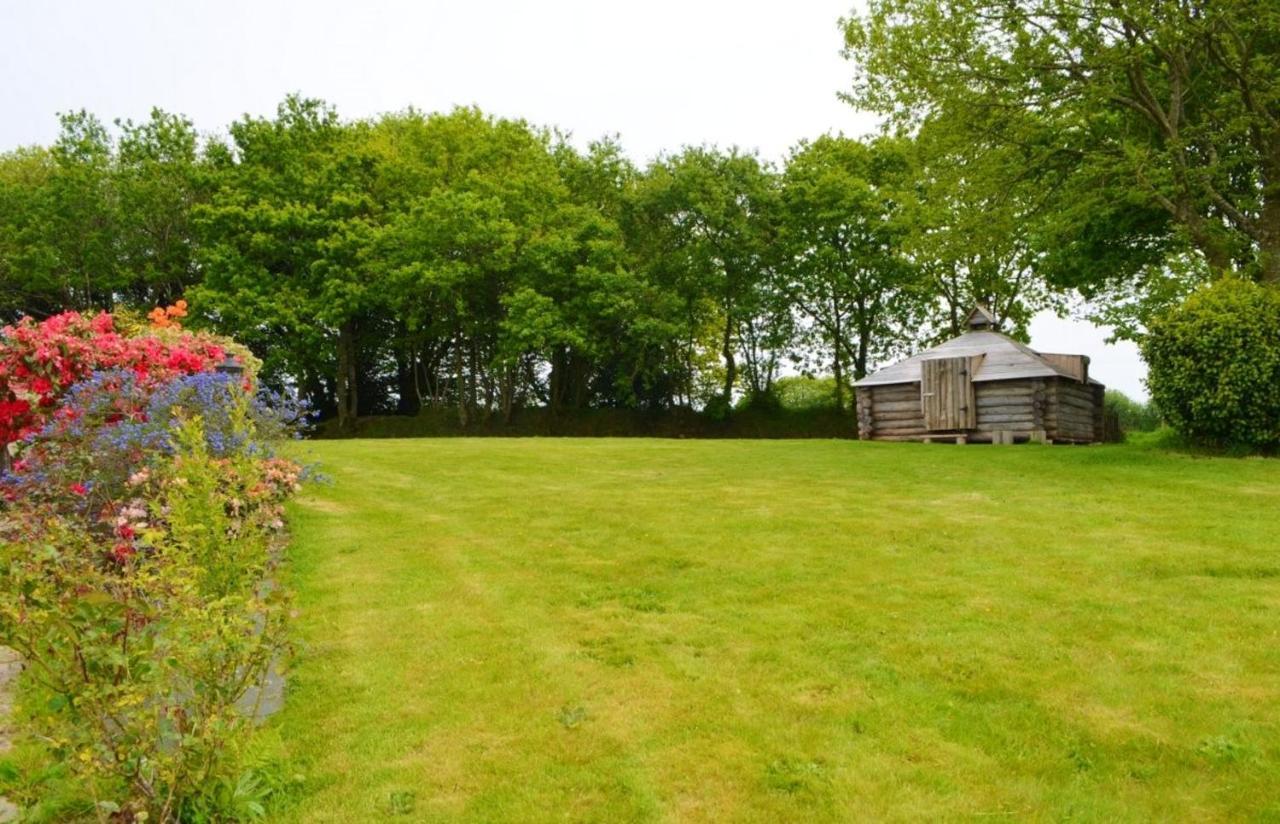 Maison Spacieuse A Plougonven Avec Jacuzzi Et Jardin Exterior photo