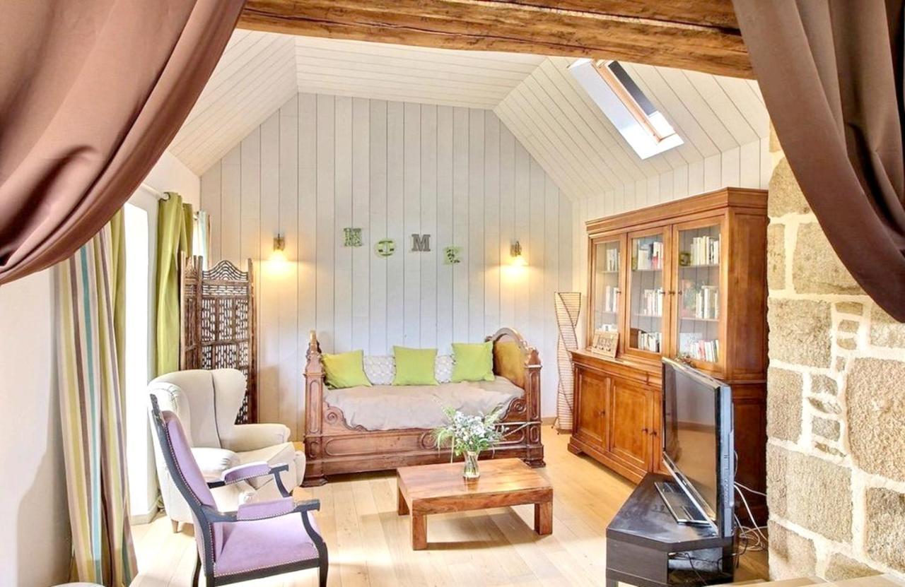 Maison Spacieuse A Plougonven Avec Jacuzzi Et Jardin Exterior photo