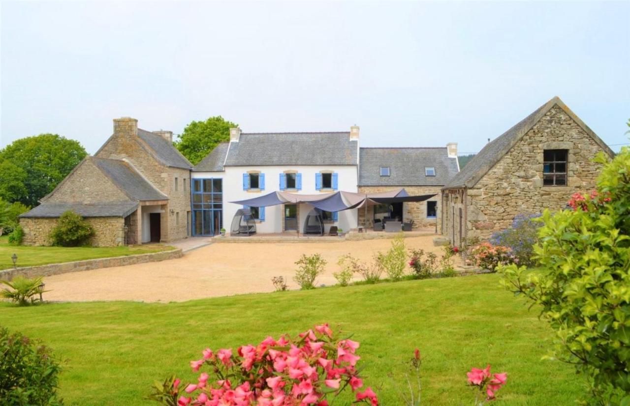 Maison Spacieuse A Plougonven Avec Jacuzzi Et Jardin Exterior photo